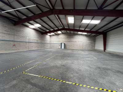 A louer locaux d'activités 342m² à Savigneux D204