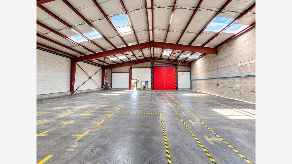A louer locaux d'activités 342m² à Savigneux D204