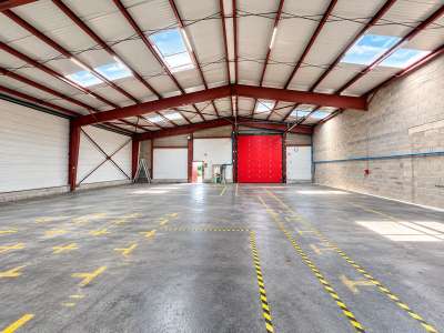 A louer locaux d'activités 342m² à Savigneux D204