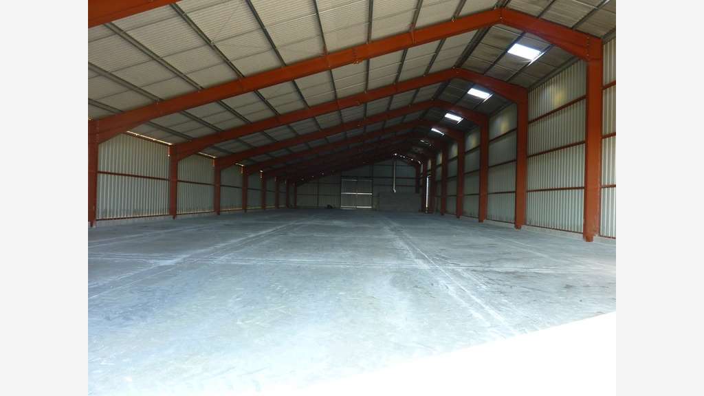 Hangar de stockage de 1200m² à louer à Sègreville