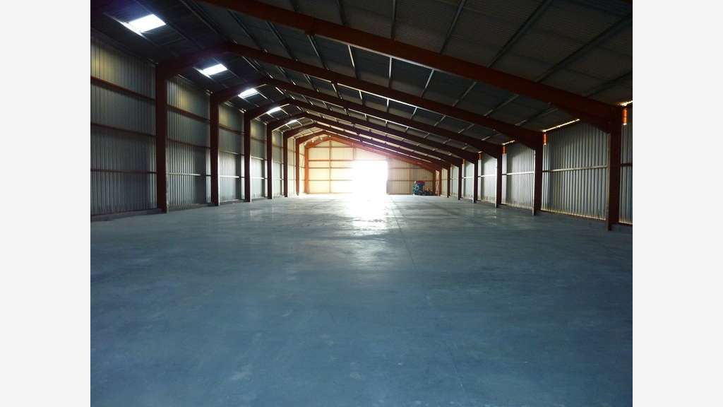 Hangar de stockage de 1200m² à louer à Sègreville