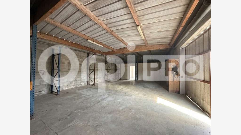 A louer local idéal stockage de 157m² à Seignosse 