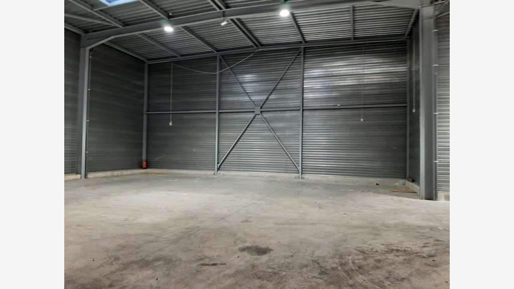 A louer local 650m² emplacement stratégique Semoy 
