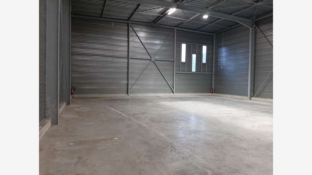 A louer local 650m² emplacement stratégique Semoy 