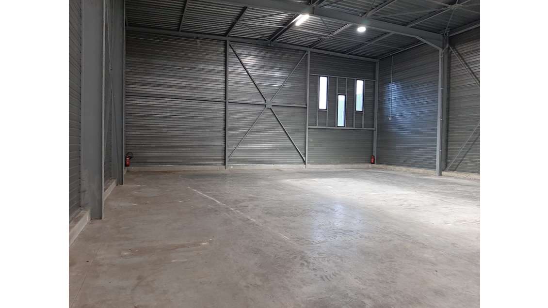 A louer local 650m² emplacement stratégique Semoy 