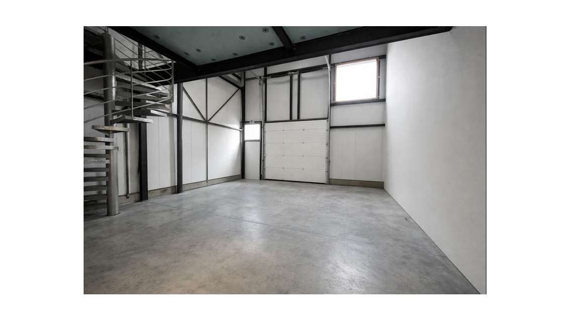 Local mixte artisanal 97m² en ZA à Séné