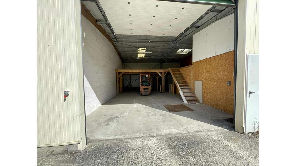 Local d'activité 100m² stockage à Fleurines 