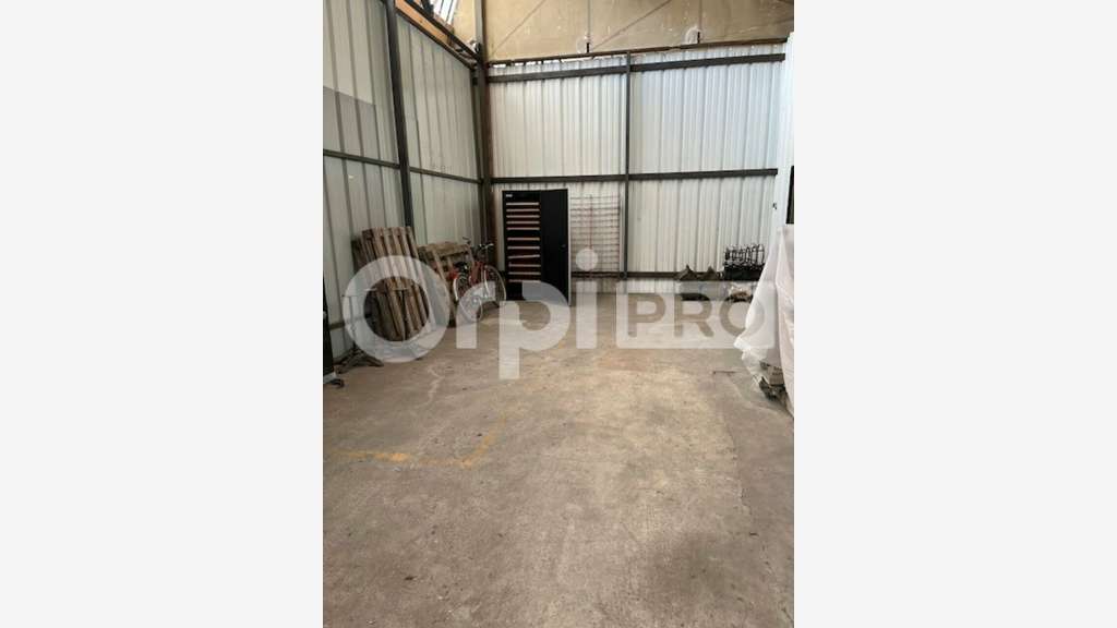 Local d'activité / stockage 90m² à louer à Senlis 