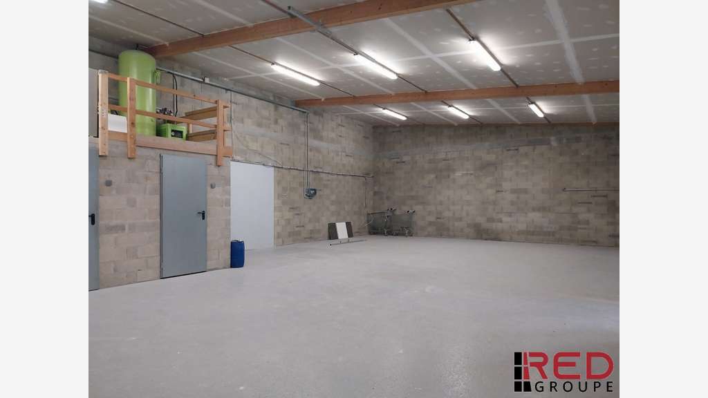 LOCAL ARTISANT ∕ ENTREPOT / PETIT STOCKAGE
