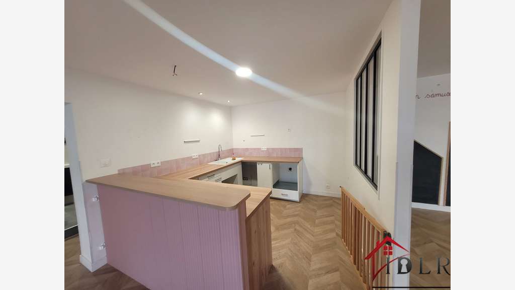 Loue appart + local 140m² au centre de Servon