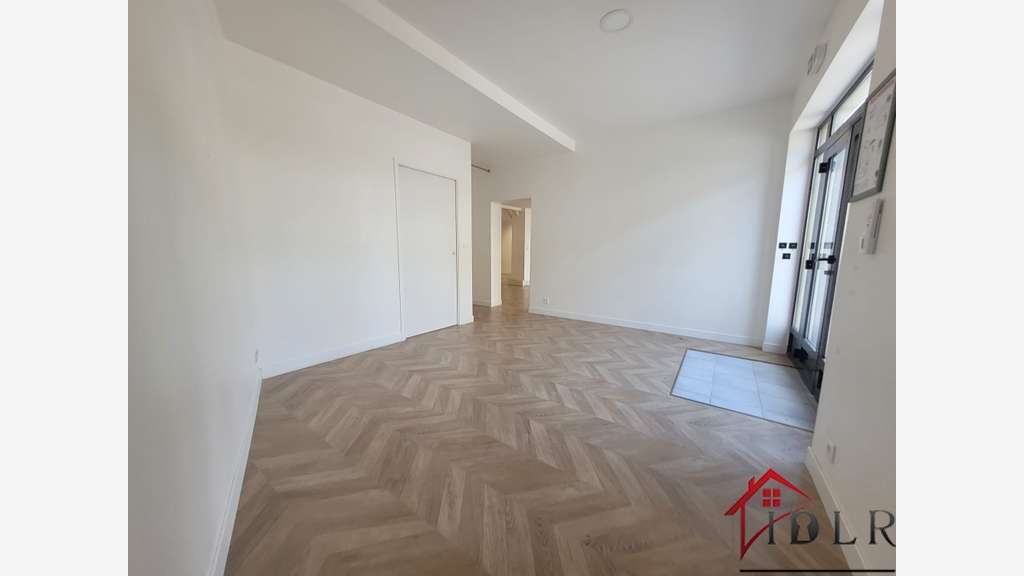 Loue appart + local 140m² au centre de Servon