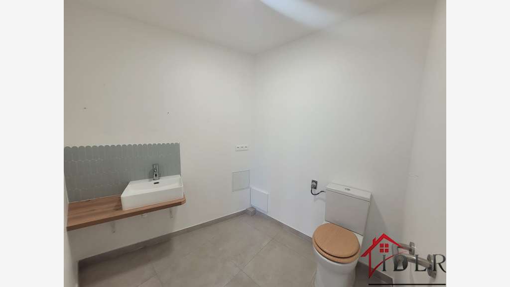 Loue appart + local 140m² au centre de Servon