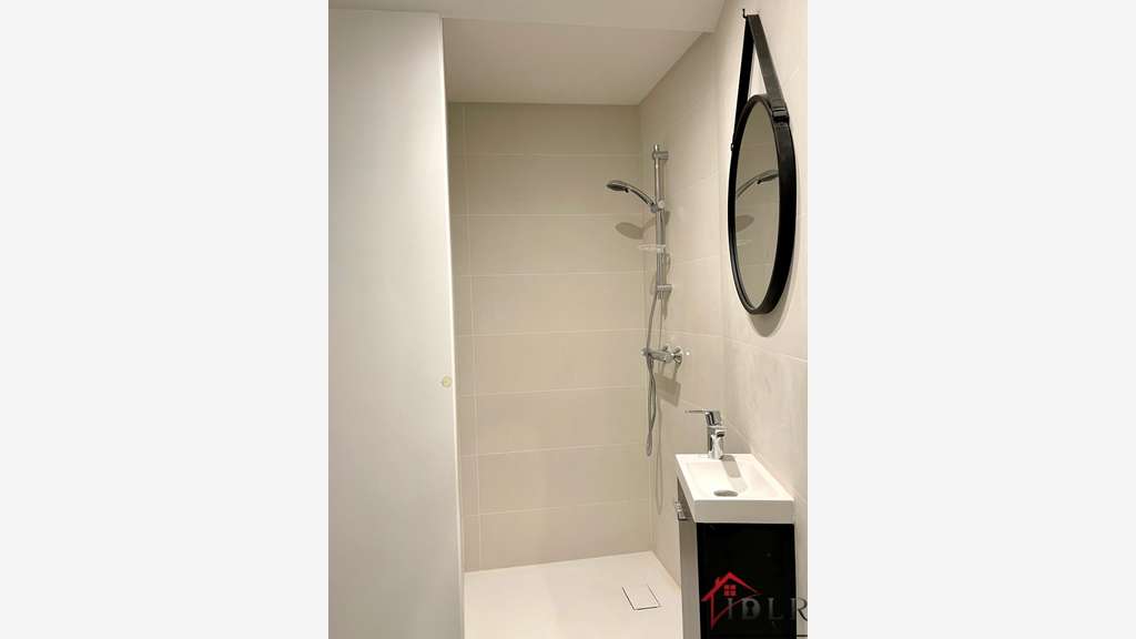 Loue appart + local 140m² au centre de Servon