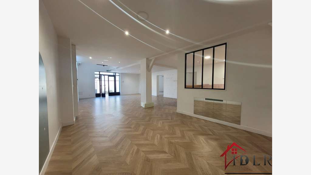 Loue appart + local 140m² au centre de Servon
