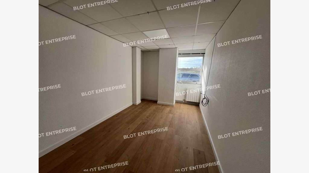 A louer local d'activités 240m² axe Rennes-Paris