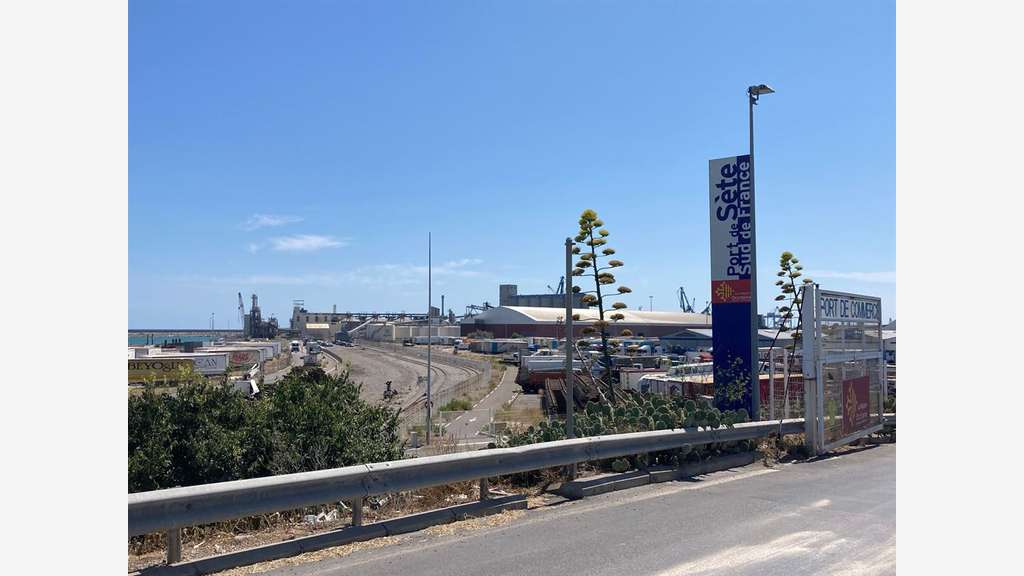 Entrepôt 278m² à louer à Sète zone artisanale