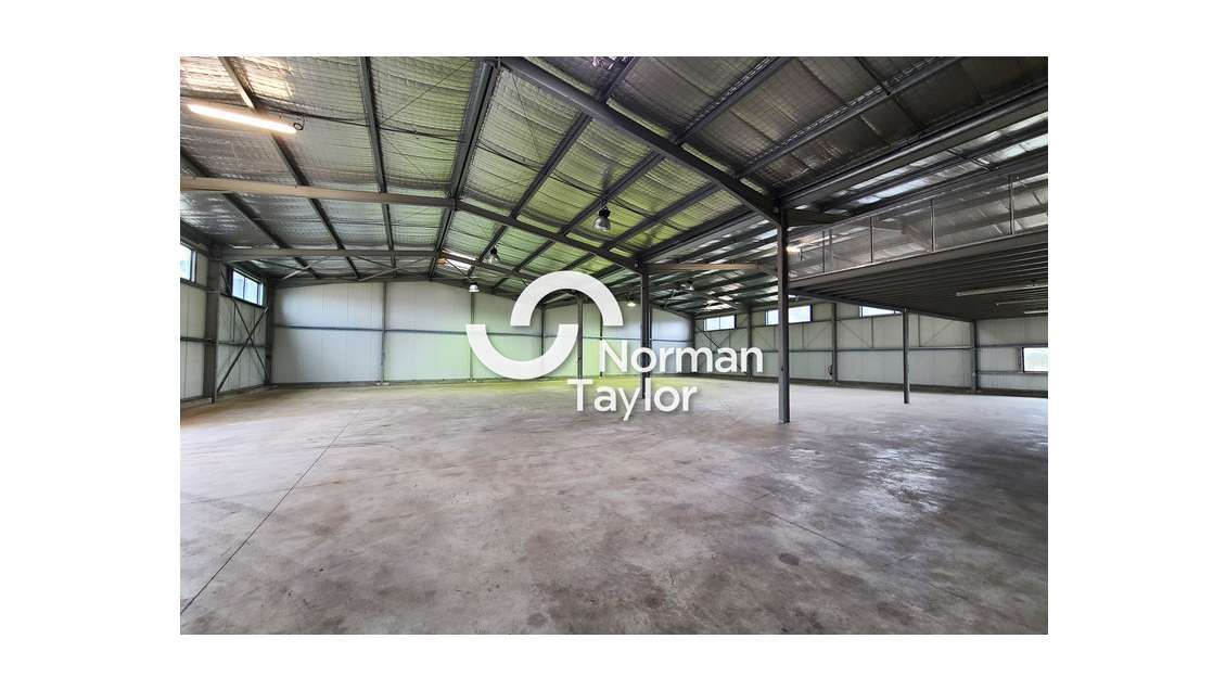 Local d'activité 1030m² à louer périphérie de Sète