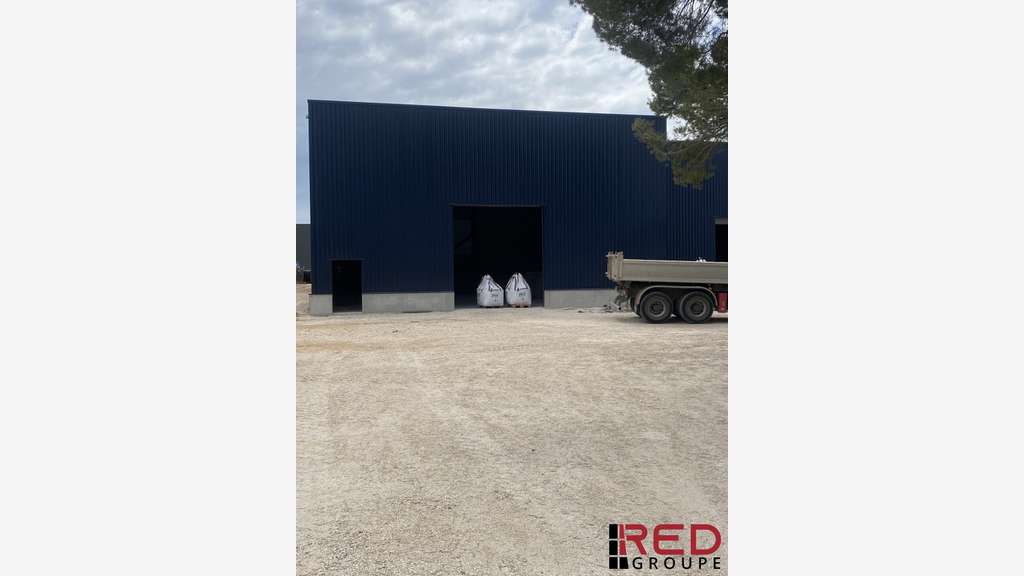 Location entrepôt 330m² à Signes