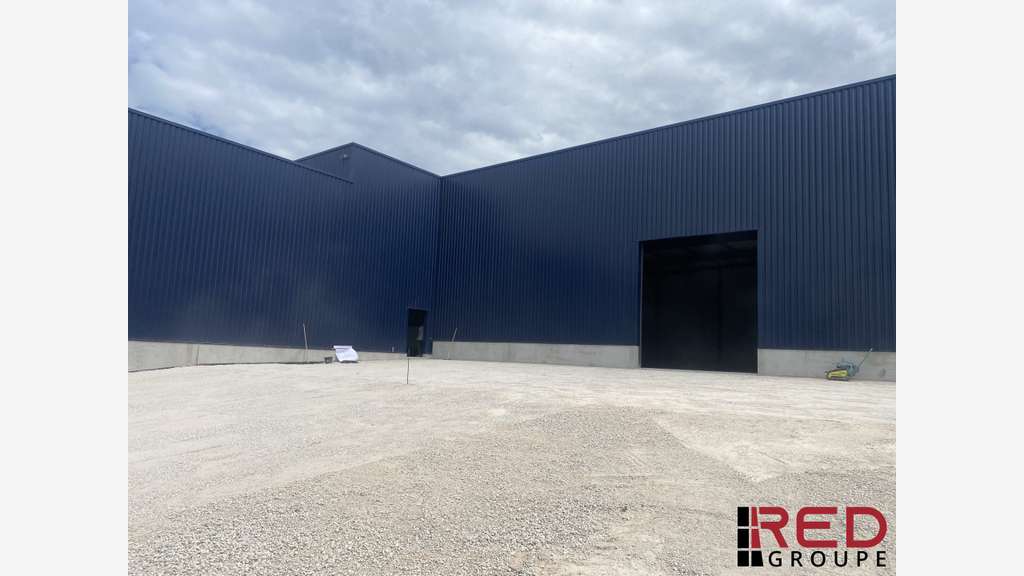 Location entrepôt 330m² à Signes
