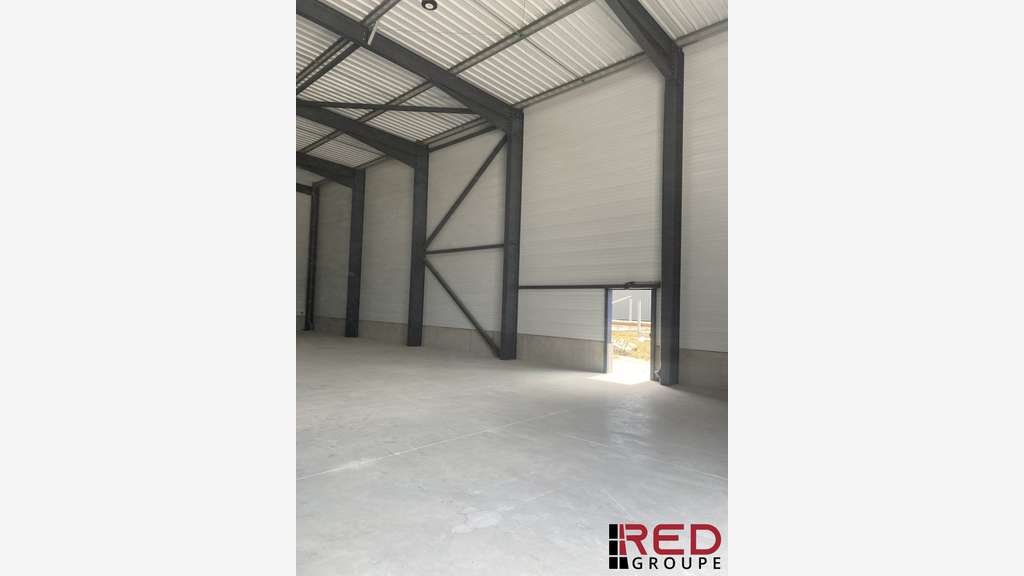 Location entrepôt 330m² à Signes