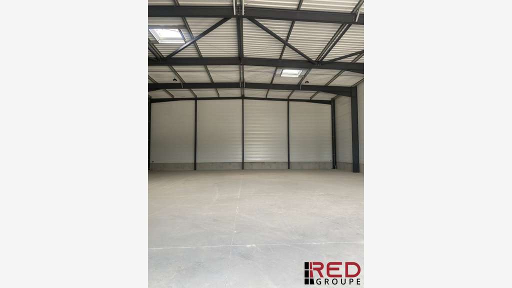 Location entrepôt 330m² à Signes