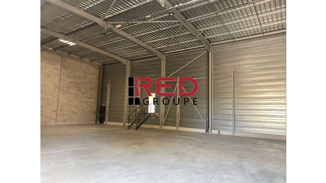 A louer local neuf 318m² à Signes