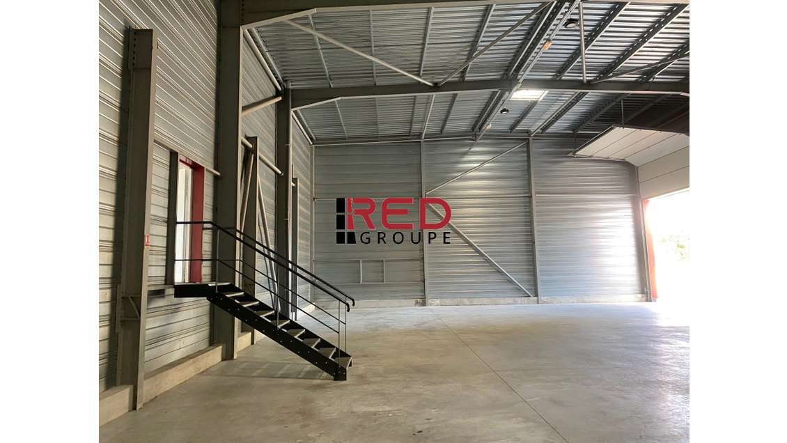 A louer local d'activité 470m² à Signes