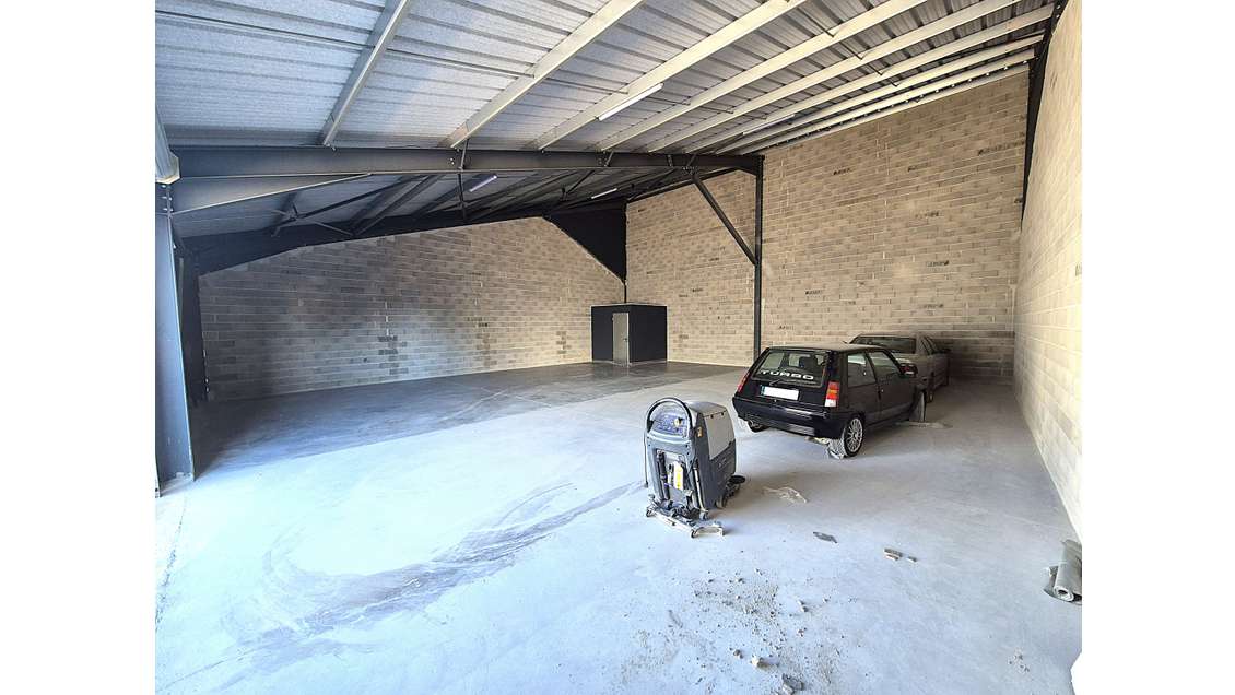A louer local stockage de 200m² en ZI de Signes