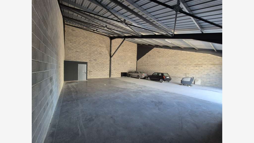 A louer local de 200m² en ZI de Signes