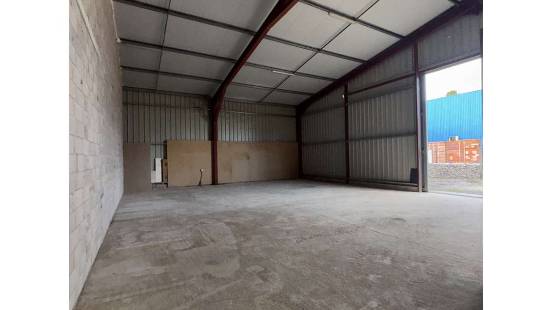 A louer local activité sécurisé 230m² en ZI Signes