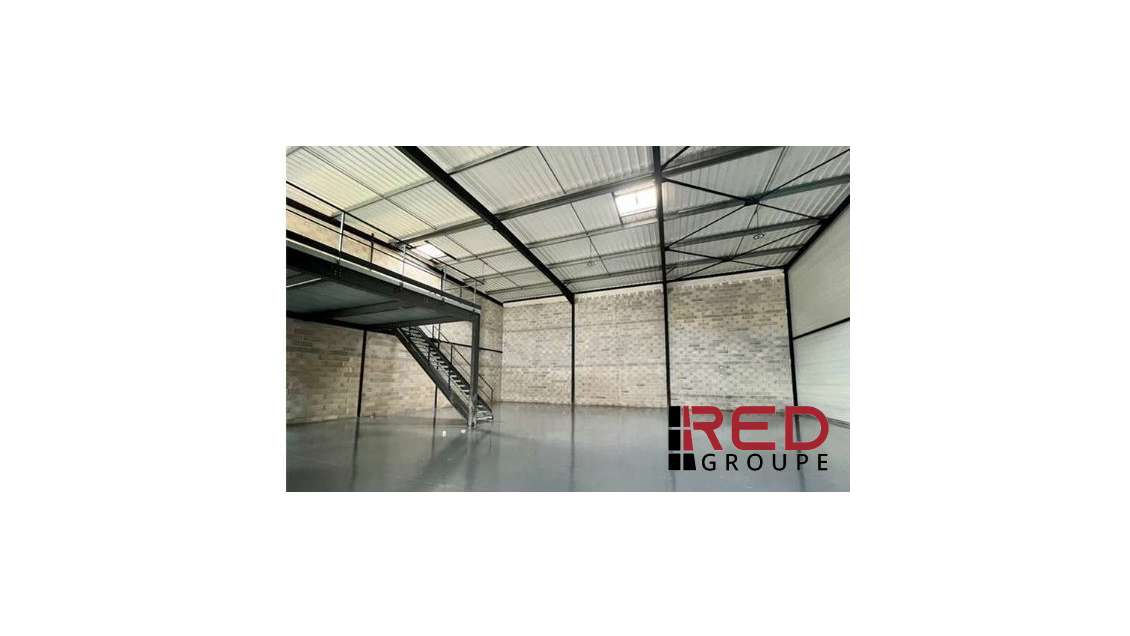 Location local d’activité récent 368m² à Signes