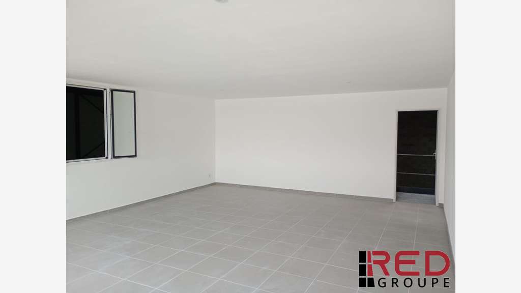 Location local d’activité récent 368m² à Signes