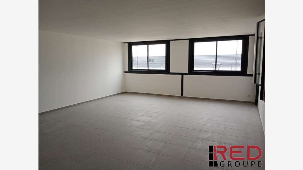 Location local d’activité récent 368m² à Signes