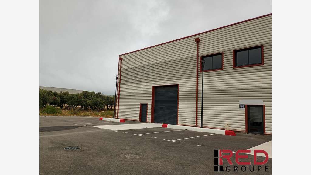 Location local d’activité récent 368m² à Signes