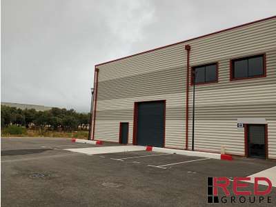 Location local d’activité récent 368m² à Signes
