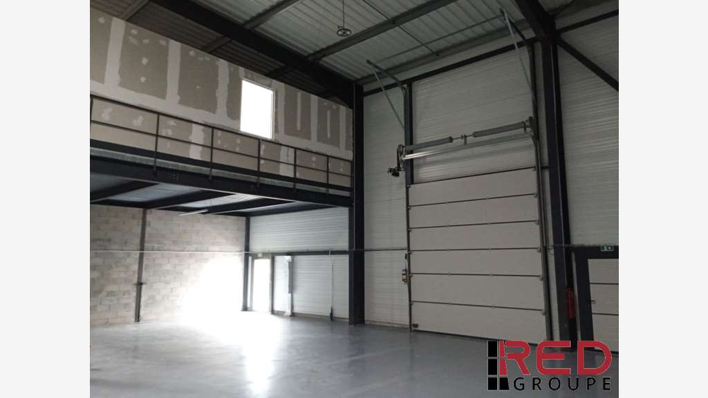 Location local d’activité récent 368m² à Signes