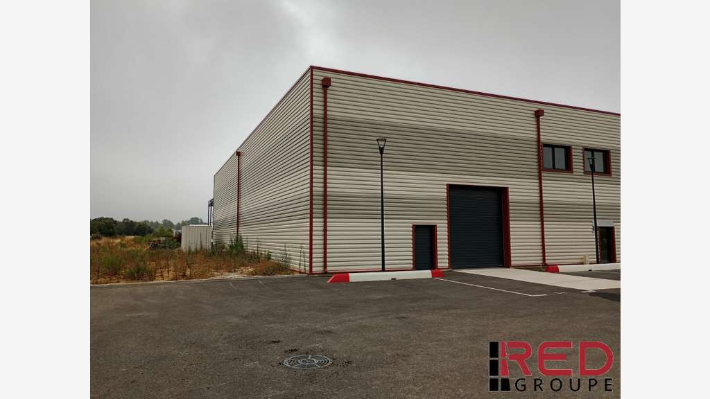 Location local d’activité récent 368m² à Signes