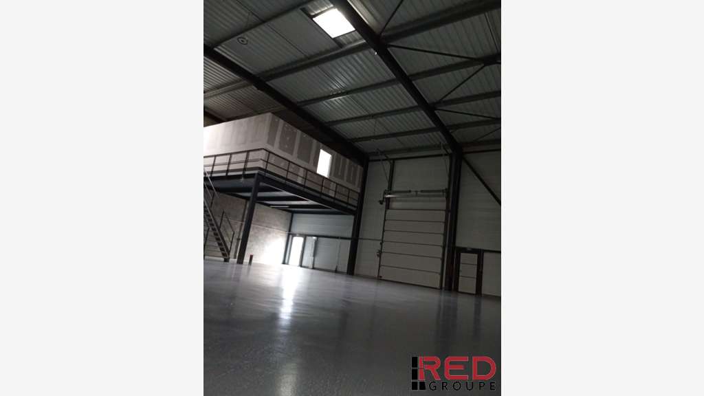 Location local d’activité récent 368m² à Signes