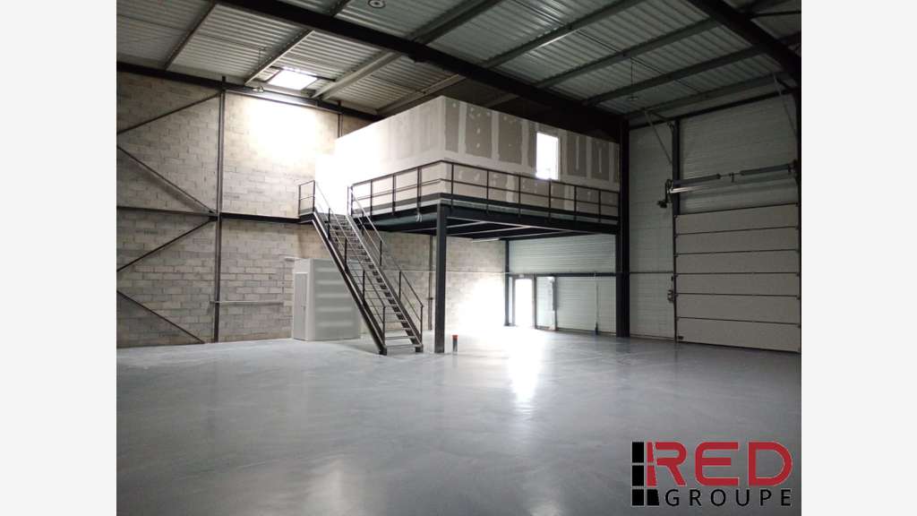 Location local d’activité récent 368m² à Signes