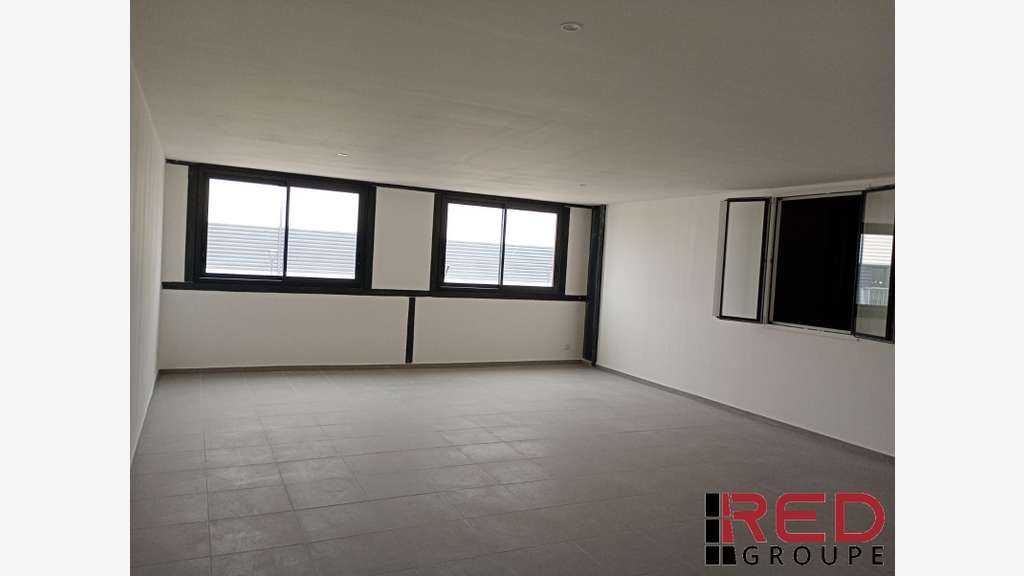 Location local d’activité récent 368m² à Signes