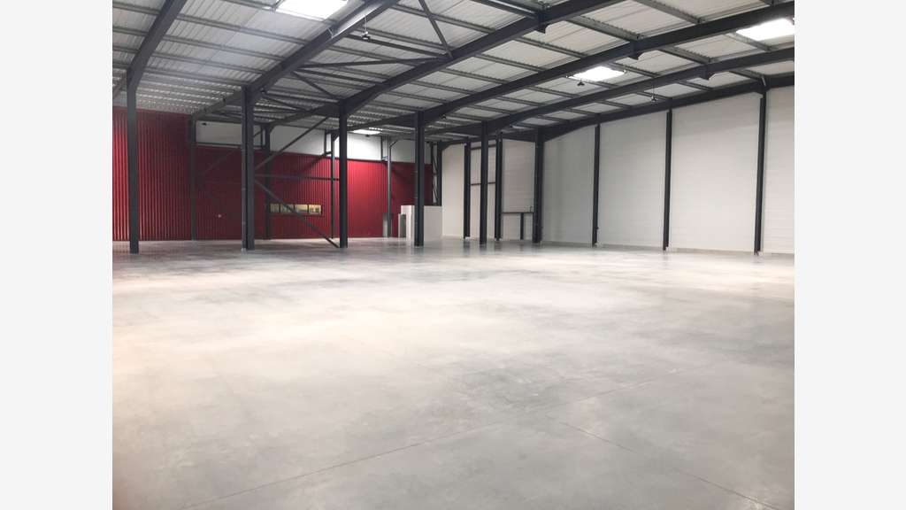 A louer local 1557m² ZA du Plateau de Signes