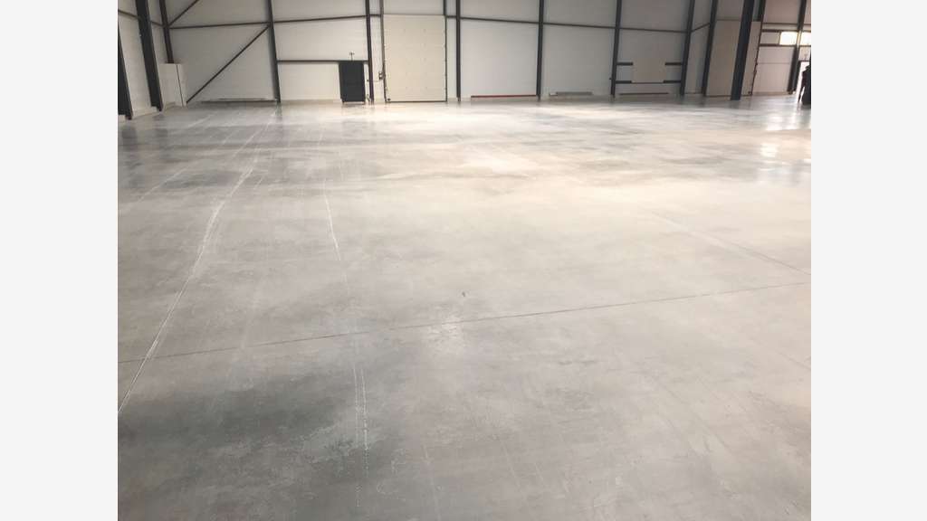 A louer local 1557m² ZA du Plateau de Signes