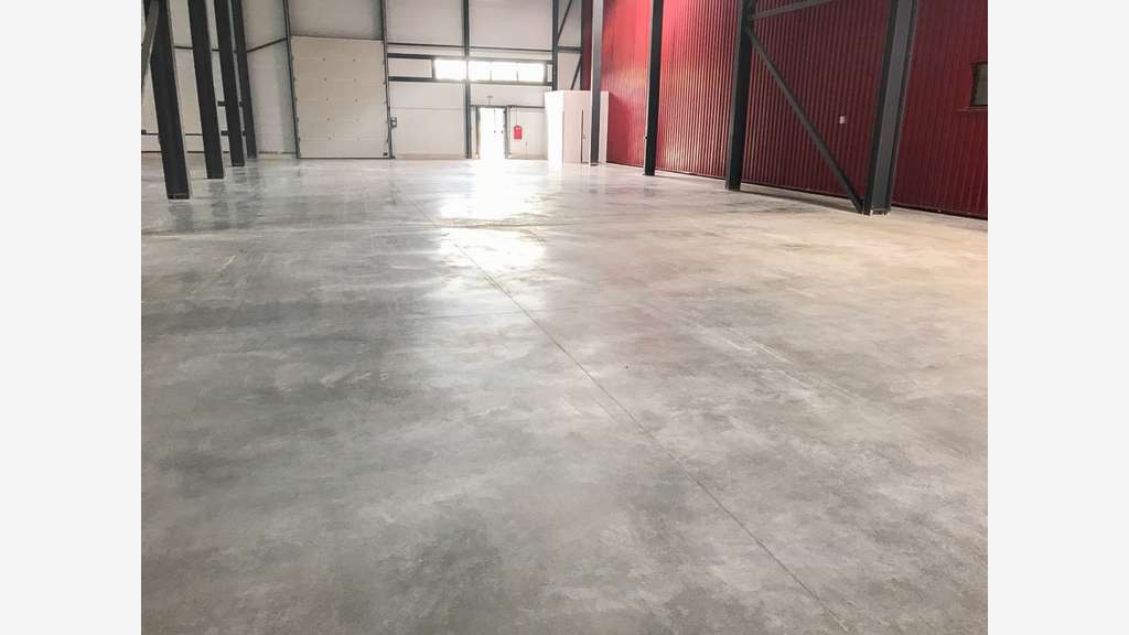 A louer local 1557m² ZA du Plateau de Signes