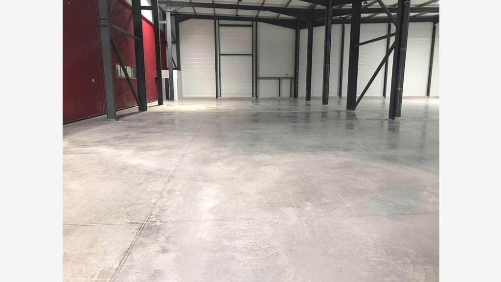A louer local 1557m² ZA du Plateau de Signes