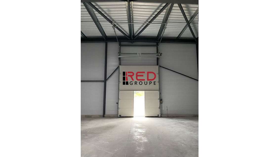 Entrepôt de 330m² à louer en za à Signes