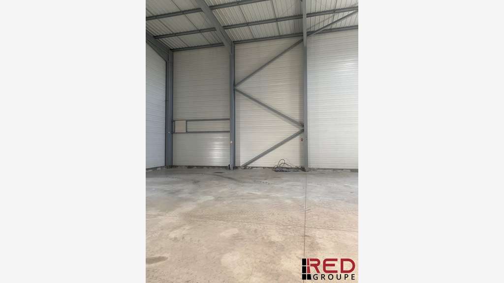 Entrepôt de 330m² à louer en za à Signes