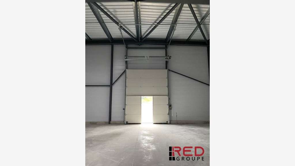 Entrepôt de 330m² à louer en za à Signes