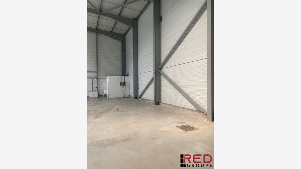 Entrepôt de 330m² à louer en za à Signes