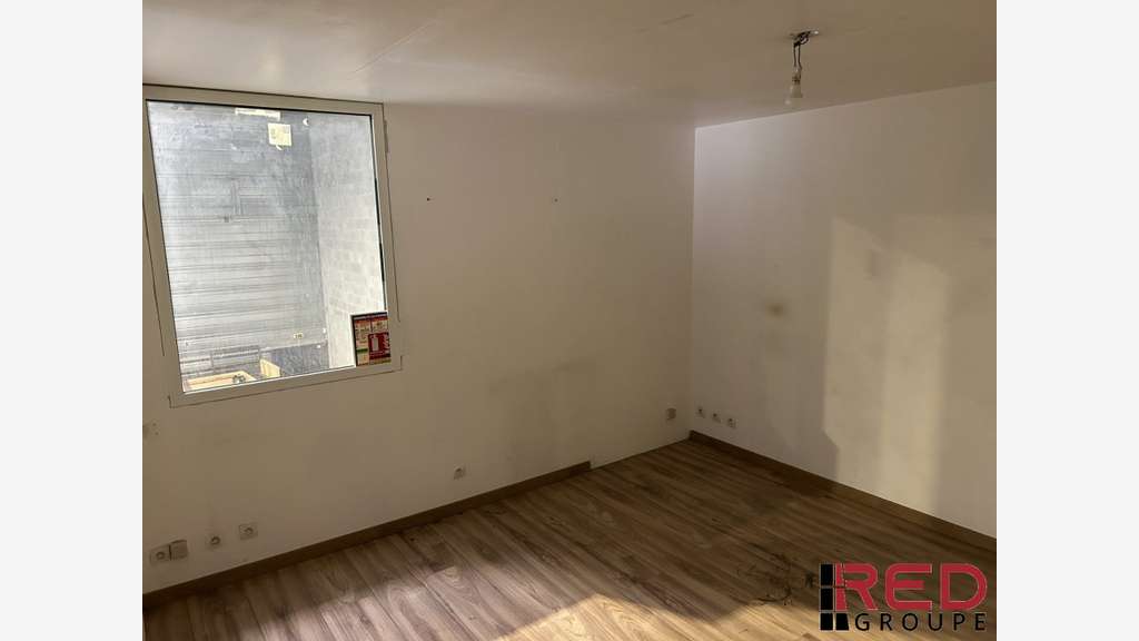 A louer entrepôt 345m² dans la zone de Signes