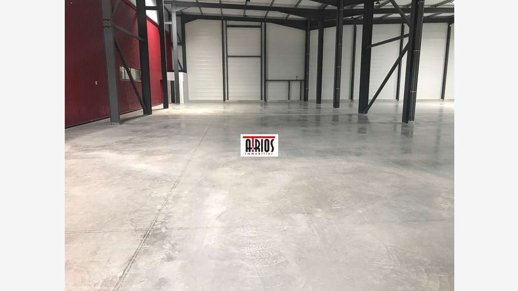Local d'activité de 1560m² à louer en ZA à Signes
